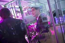 Leung Chun-ying visits the MIT Media Lab
